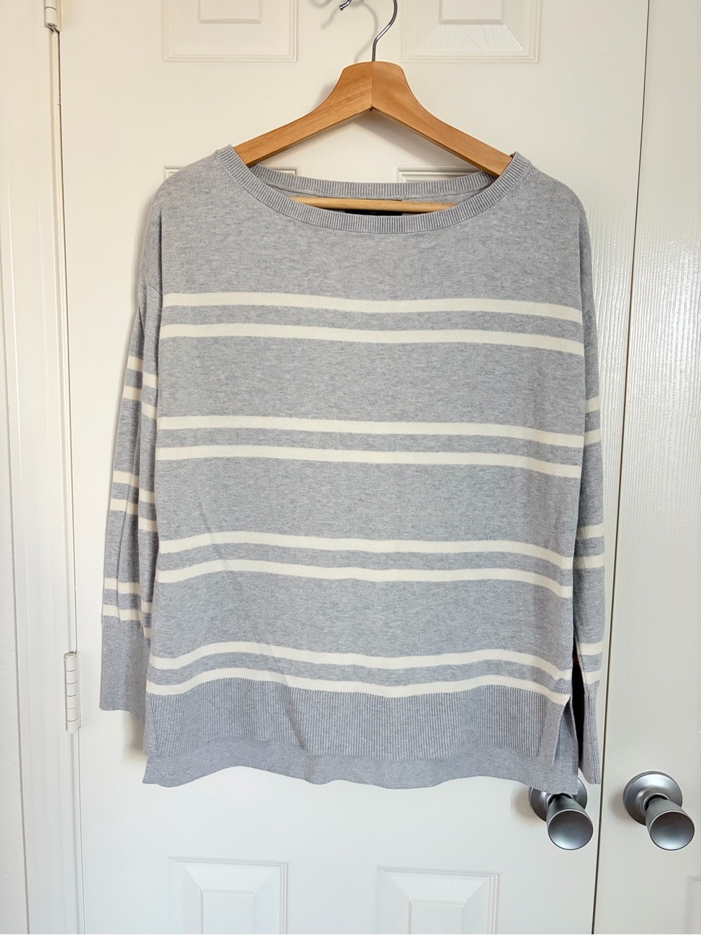 Banana Republic Light Gray and White Striped Boatneck Sweater size M